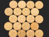 un gros plan sur un tas de pièces d'or sur fond noir