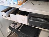 un bureau équipé d'un micro-ondes