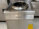 deux cuisinières en acier inoxydable posées côte à côte sur le sol