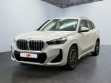 un SUV BMW blanc garé dans un showroom