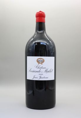 une bouteille de vin posée sur une table
