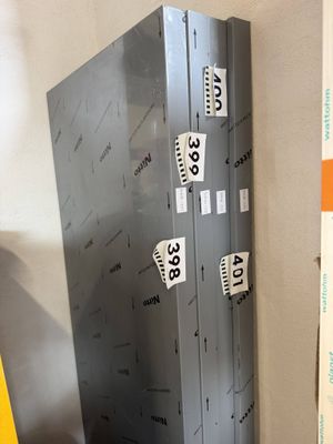 une photo d'un réfrigérateur en métal recouvert d'autocollants