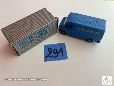 un petit camion jouet et une boîte posés sur une table