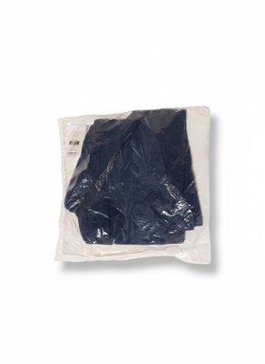 un sac en plastique noir posé sur une surface blanche
