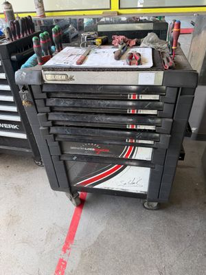 un établi avec de nombreux outils dans un garage