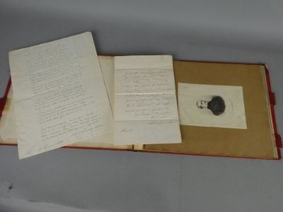 un livre ouvert posé sur une table à côté d'une feuille de papier