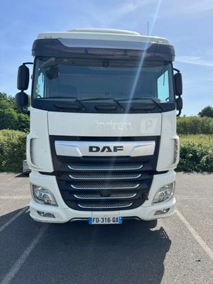la photo d'un camion blanc garé sur un parking