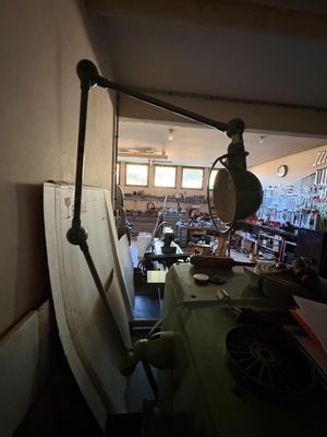 un bureau sur lequel se trouve une lampe, dans une pièce