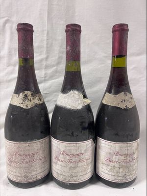 trois bouteilles de vin posées l'une à côté de l'autre sur une table