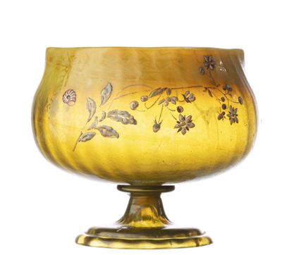 un vase en verre jaune orné d'un motif floral