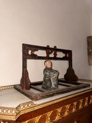 une statue représentant un soldat assis sur un bureau