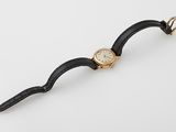 une photo d'une montre-bracelet avec un bracelet noir