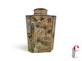 un vase orné d'une peinture posé sur une surface blanche