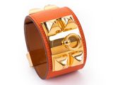 un gros plan d'un bracelet muni d'un fermoir en or