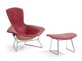 une image représentant une chaise rouge et un repose-pieds placés l'un à côté de l'autre
