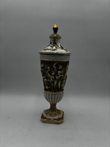 Pot couvert en Capodimonte. H 40 cm