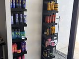 des rayons de produits capillaires dans un salon de coiffure, avec vue sur l'extérieur