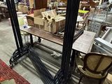 une table placée au milieu d'une pièce