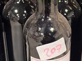 plusieurs bouteilles de vin sont alignées sur une étagère dans un magasin