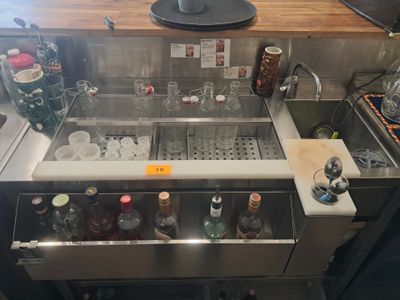 une image d'une cuisine avec un évier et un comptoir