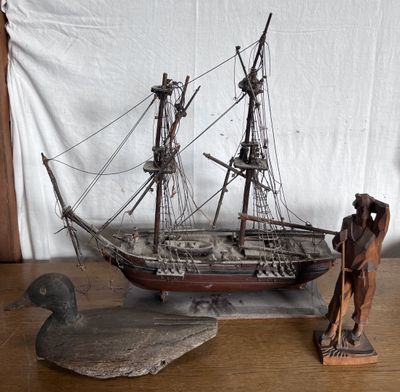 une maquette en bois d'un bateau posée sur une table