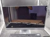 un bureau équipé d'un clavier et d'un écran