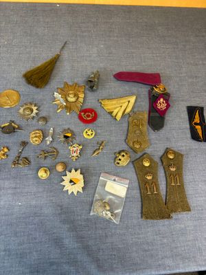 beaucoup de badges et de pin's posés sur une table