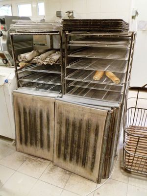 de nombreuses étagères remplies de pain sur le plan de travail de la cuisine