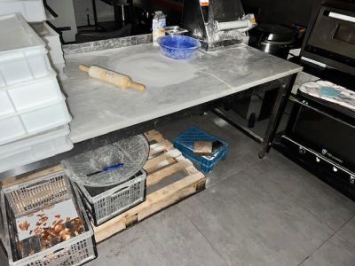 une table dans la cuisine sur laquelle sont posés tout un tas d'objets
