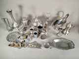 beaucoup d'objets en argent qui se trouvent sur la table