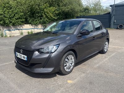 la photo d'une voiture grise garée dans un parking