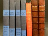 Quatre vieux livres sont alignés les uns à côté des autres sur une étagère