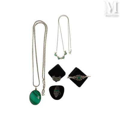 trois bijoux, dont un médiator, un collier et une bague