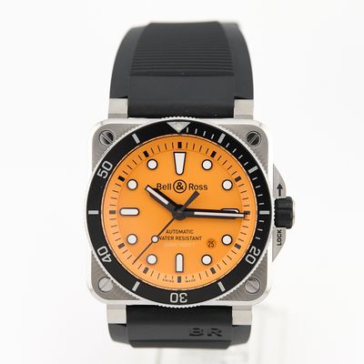 l'image d'une montre sur une surface blanche
