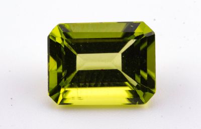 une tourmaline verte sur un fond blanc