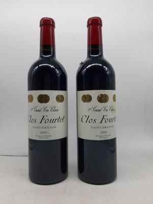 deux bouteilles de vin rouge posées l'une à côté de l'autre sur une table