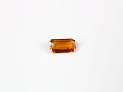 un saphir orange sur un fond blanc