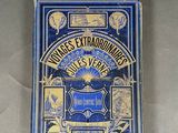 un vieux livre à la couverture bleue posé sur une table