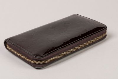LOUIS VUITTON - PORTEFEUILLE modèle "Zippy" en cuir vernis M…