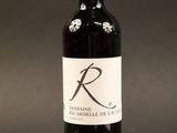 une bouteille de vin posée sur une table