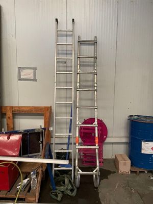 une échelle appuyée contre un mur dans un garage