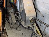 une machine placée au milieu d'une pièce