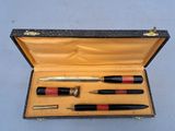 un étui contenant un stylo, un crayon et d'autres objets