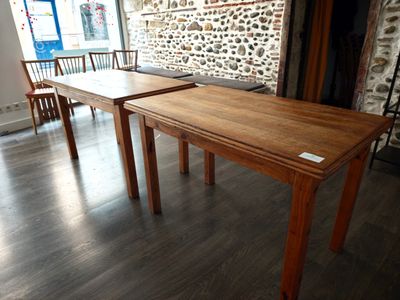 deux tables en bois et deux chaises dans une pièce