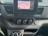 une photo du tableau de bord d'une voiture sur laquelle est posé un appareil GPS