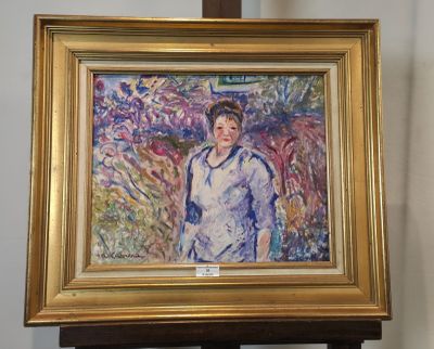 un tableau représentant une femme debout devant un mur