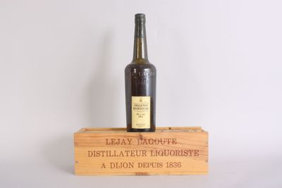 une bouteille de vin posée sur une caisse en bois
