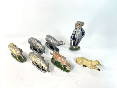 plusieurs figurines représentant des animaux et un homme coiffé d'un chapeau