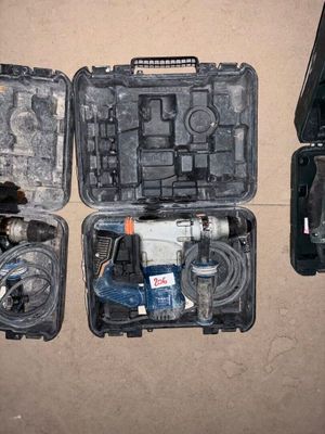 trois outils dans un coffret posé par terre
