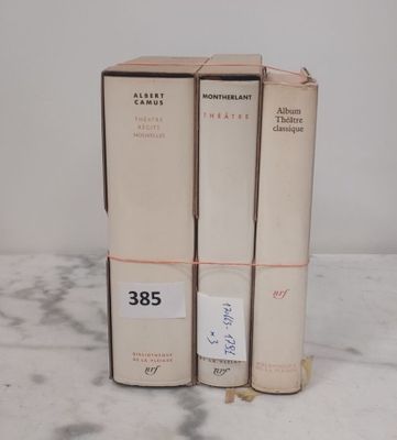 deux livres posés sur une table